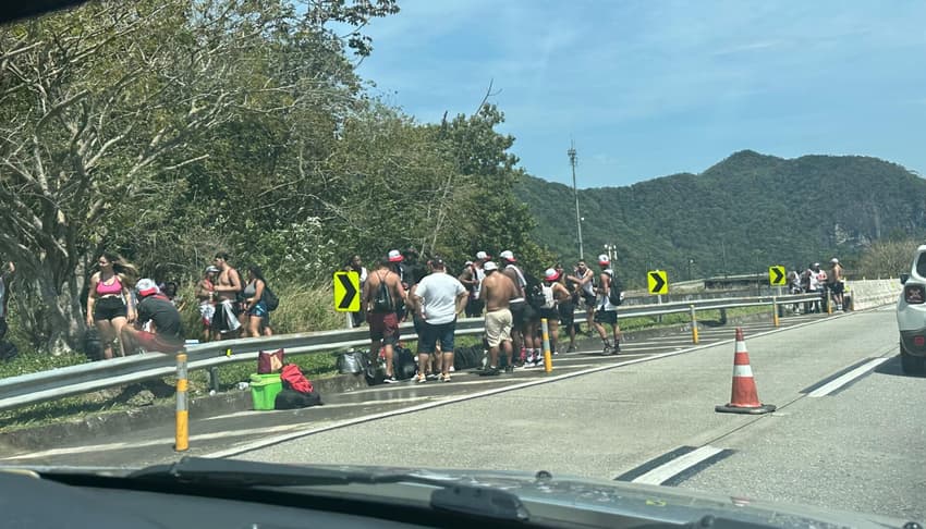 Ônibus de torcedores do Flamengo tomba parcialmente na descida da serra de Petrópolis (Foto: Lucas Bayer/ Lance!)