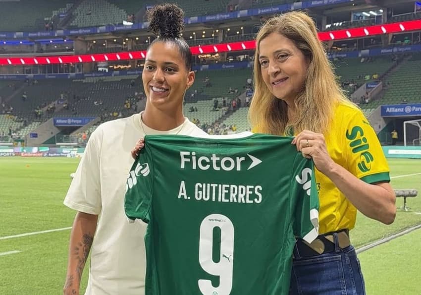 Amanda Gutierres e Leila Pereira, presidente do Palmeiras, durante homenagem. (Foto: Palmeiras/Divulgação)