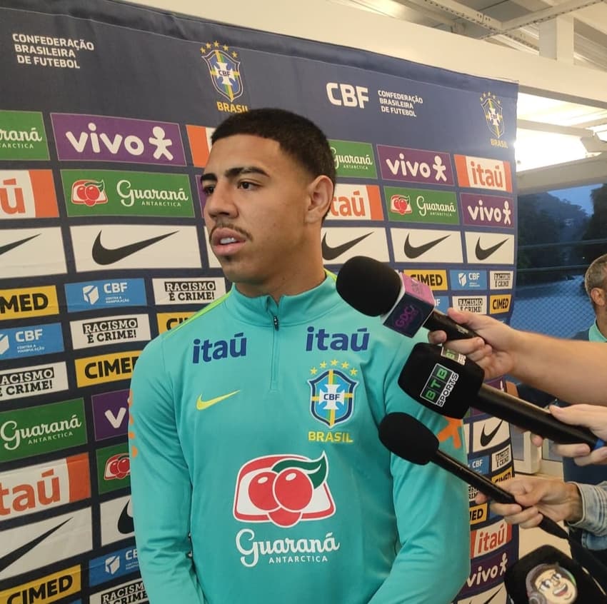 Iago em entrevista coletiva antes do treino da Seleção Sub-20 (Foto: Leonardo Bessa/Lance!)