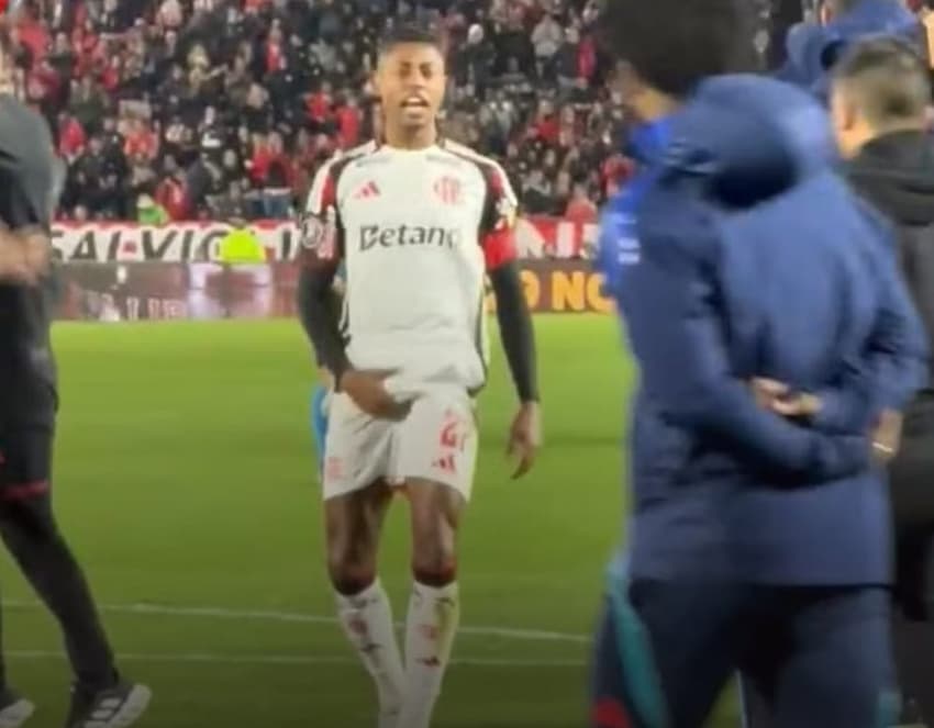Bruno Henrique faz gestos obscenos para a torcida do Estudiantes (Foto: Reprodução)