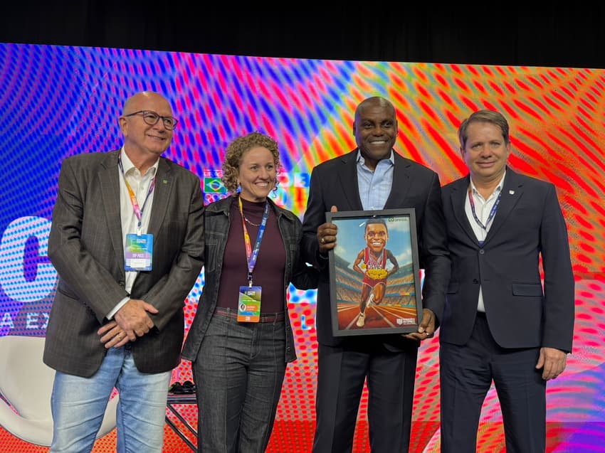 Carl Lewis recebe homenagem do COB durante sua participação no evento em São Paulo