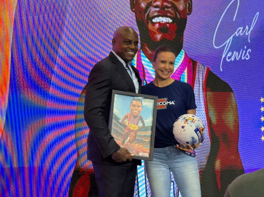 Carl Lewis e Maurren Maggi posaram no palco para celebrar o encontro na COB Expo 2025