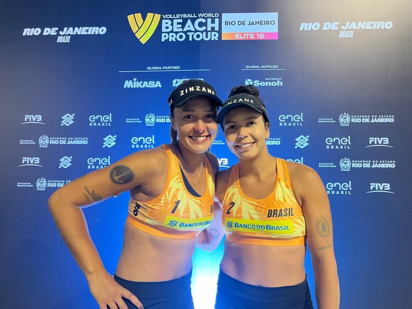 Thamela e Victoria após o triunfo nas quartas do Elite 16 de Vôlei de Praia (Foto: Andressa Simões/Lance!)
