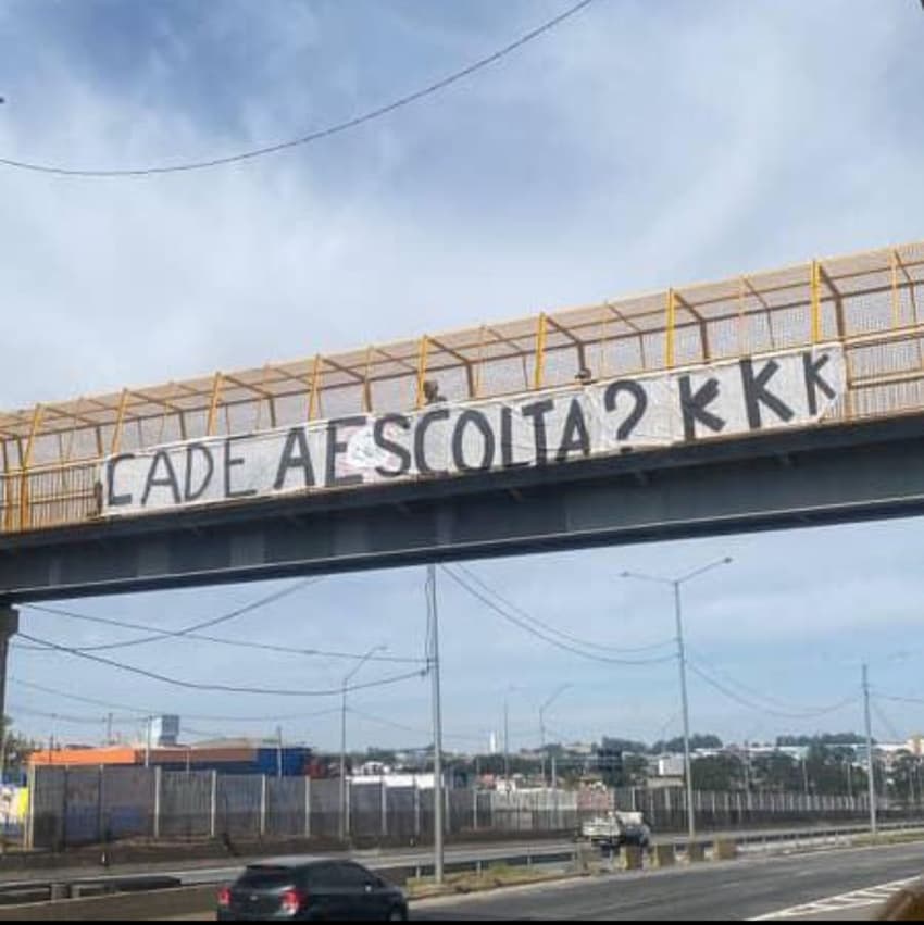 Provocações dos torcedores do Corinthians no caminho da Neo Química Arena