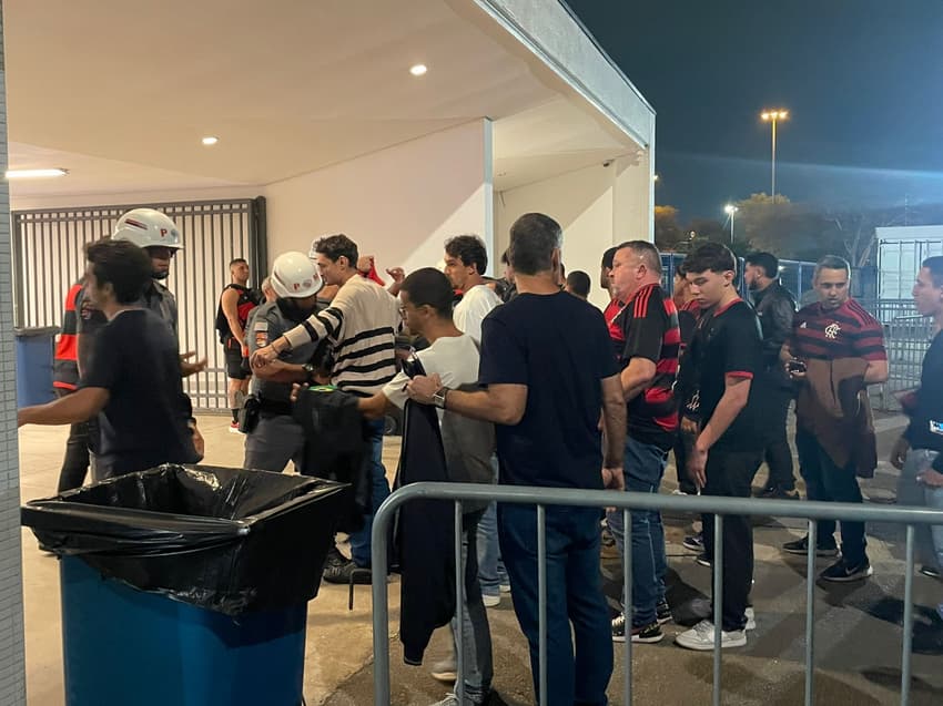 Briga aconteceu próximo ao portão de entrada dos flamenguistas