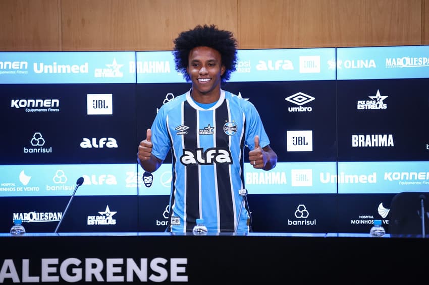 Willian posa para fotos com a camiseta do Grêmio. (Foto: Lucas Uebel/Grêmio FBPA)