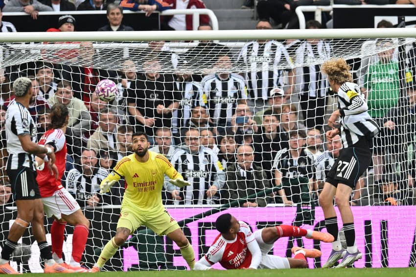  Nick Woltemade vence Gabriel Magalhães e marca gol na partida entre Newcastle e Arsenal pela Premier League (Foto: Andy Buchanan / AFP)