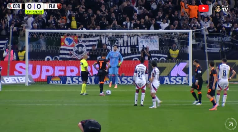 Yuri Alberto x Rossi em Corinthians x Flamengo (Foto: Reprodução/CazéTV)