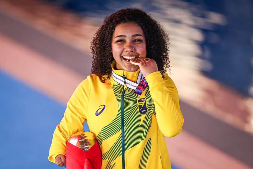 Alessandra Oliveira, de 17 anos, é campeã e recordista mundial