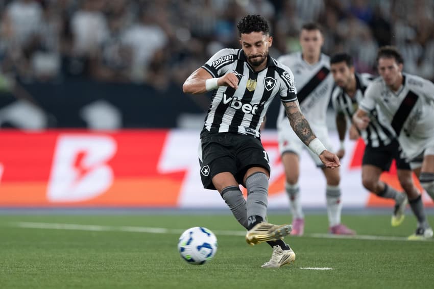 Alex Telles, do Botafogo, cobra pênalti contra o Vasco pela Copa do Brasil