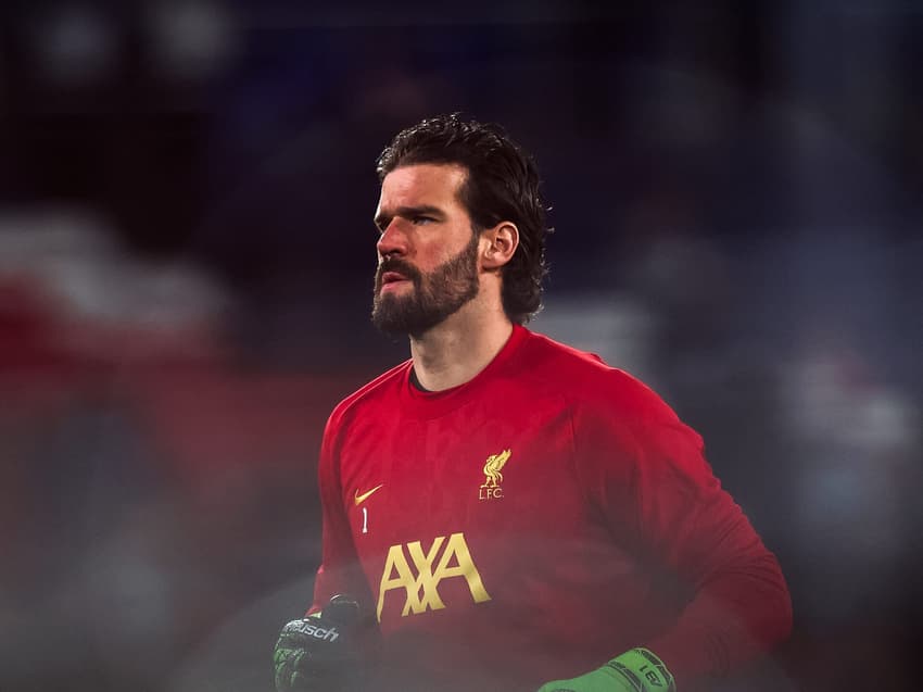 Alisson em ação pelo Liverpool na Champions League