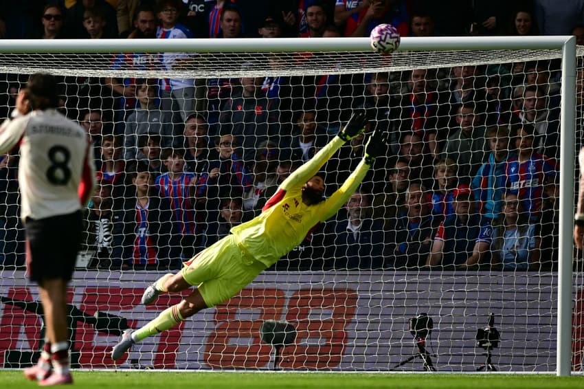 Alisson em ação pelo Liverpool (Foto: Ben STANSALL / AFP)