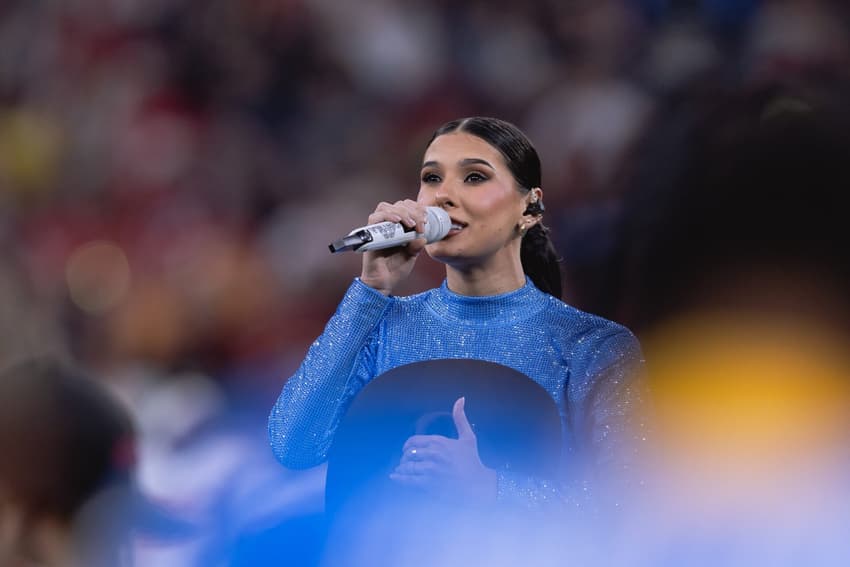 A cantora Ana Castela canta o hino nacional do Brasil antes da partida