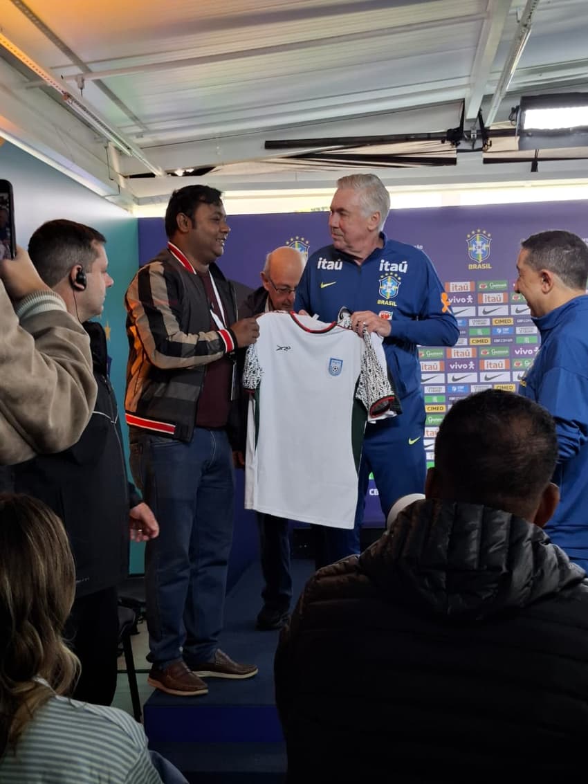 Carlo Ancelotti recebe camisa da seleção de Bangladesh
