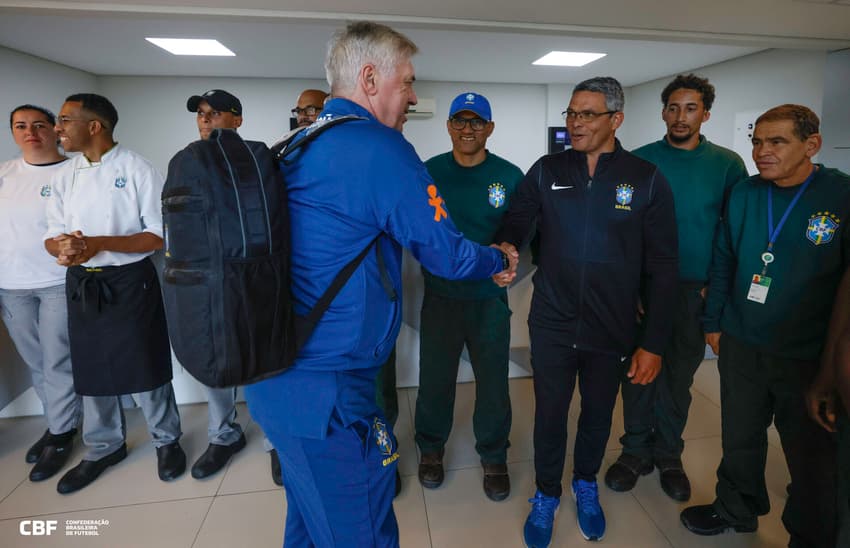 Carlo Ancelotti se despede da Granja Comary na véspera de Bolívia x Brasil