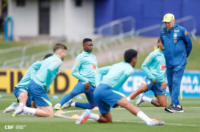 Carlo Ancelotti durante treino que definiu a escalação do Brasil