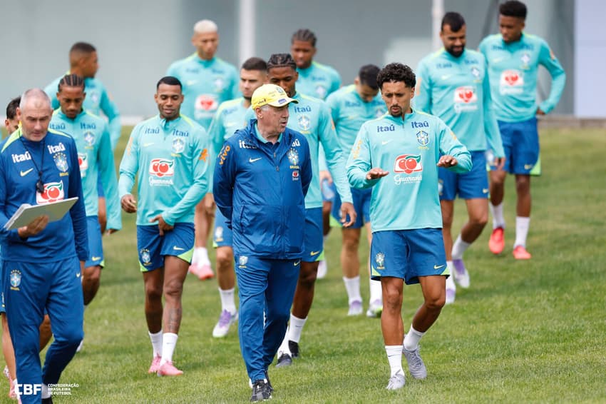 Carlo Ancelotti com o capitão Marquinhos; Seleção deixa a Granja Comary