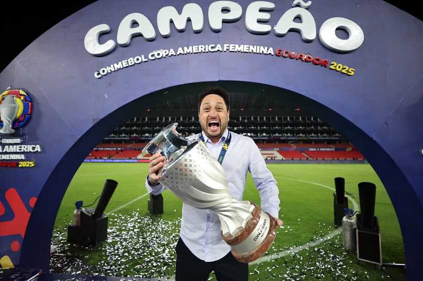 Arthur Elias concorre ao prêmio do Bola de Ouro