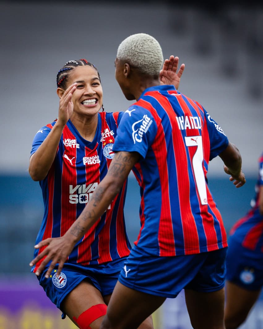 Cássia e Rhaizza comemoram gol do Bahia sobre o Bragantino pela Copa do Brasil Feminina (Foto: Letícia Martins/Bahia)