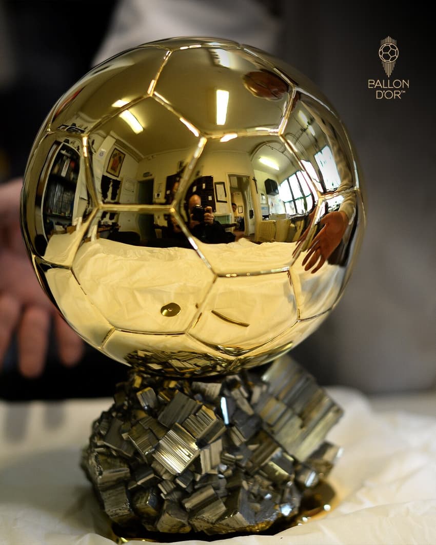 Troféu da Bola de Ouro, que será entregue ao melhor da temporada nesta segunda-feira (22) - Foto: Reprodução/France Football