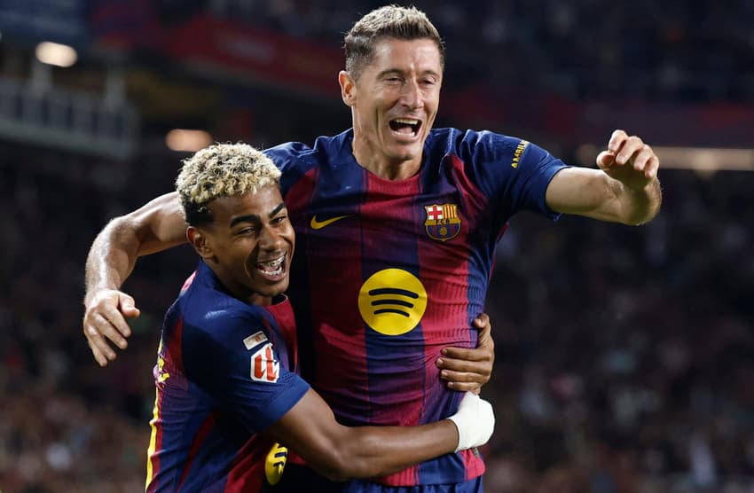 Lamine Yamal e Robert Lewandowski em ação pelo Barcelona (Foto: Josep LAGO / AFP)