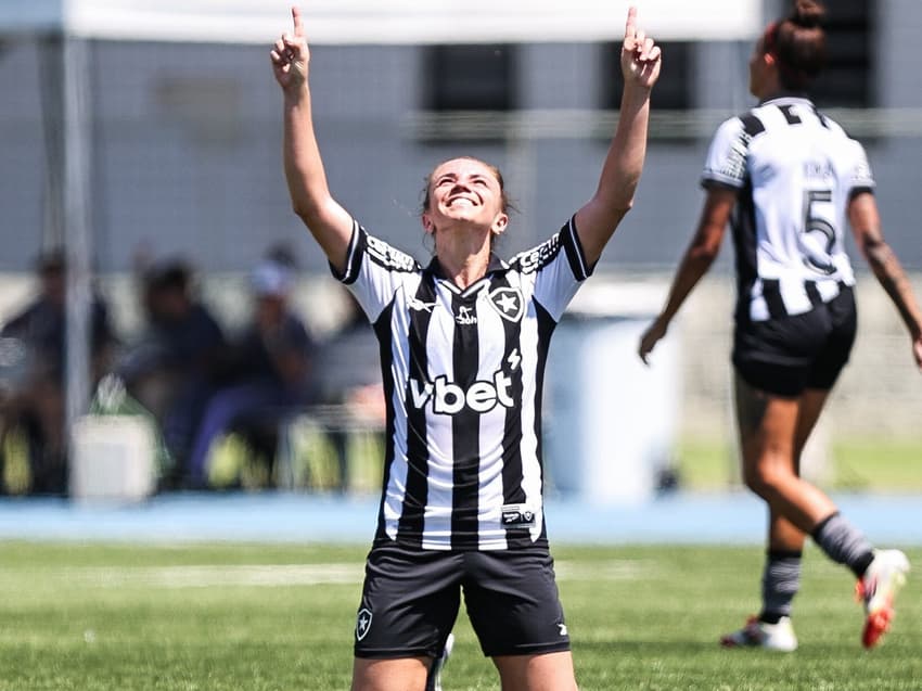Rita Bove, meio-campista do Botafogo, comemora seu hat-trick contra o Resende, pelo Carioca Feminino (Foto: Reprodução X/@BotafogoFem)