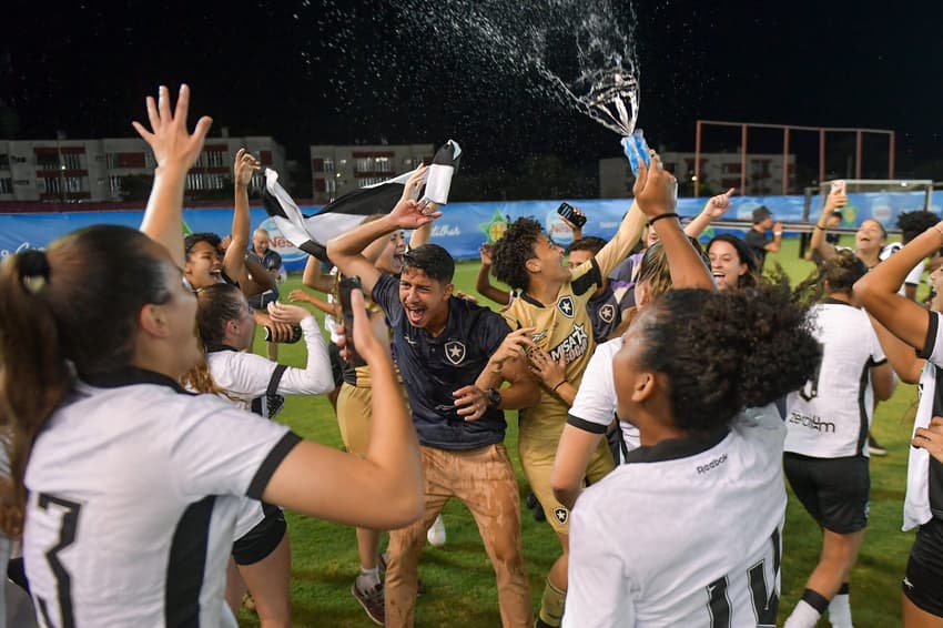 Elenco e comissão técnica do Botafogo comemoram o título do Brasileirão Feminino Sub-20 (Foto: Thiago Ribeiro/Staff Images/CBF)