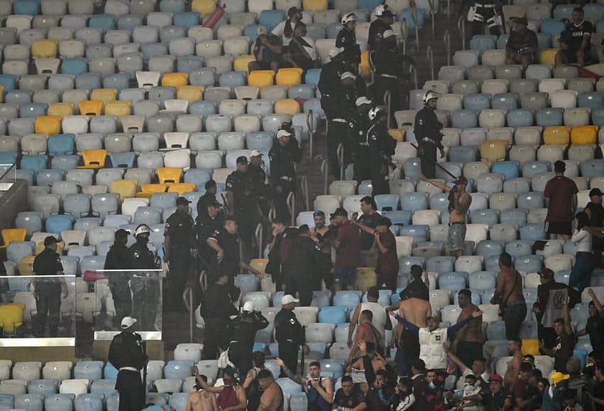 Confusão na torcida do Lanús no jogo contra o Fluminense no Maracanã pela Sul-Americana