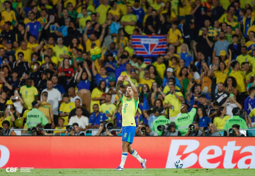 Bruno Guimarães, da Seleção Brasileira, celebra durante partida contra o Chile, válida pelas Eliminatórias Sul-Americanas para a Copa do Mundo de 2026 (Foto: Rafael Ribeiro/CBF)