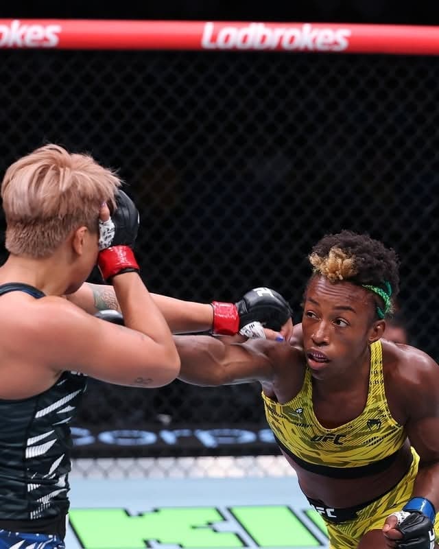 Burguesinha conseguiu mais uma vitória no UFC (Foto: Reprodução Instagram UFC Brasil)