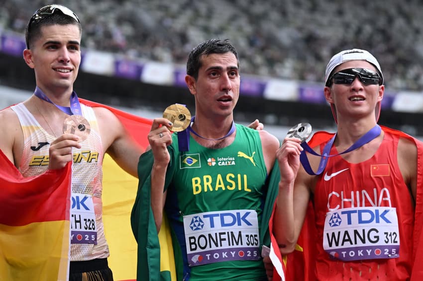 O espanhol Paul McGrath, Caio Bonfim e o chinês Wang Zhaozhao após a final dos 20km da marcha atlética (Foto: Jewel SAMAD / AFP)