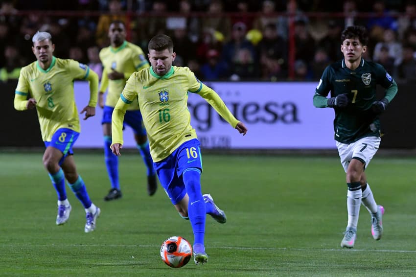 Caio Henrique em ação no jogo do Brasil contra a Bolívia em El Alto pelas Eliminatórias da Copa