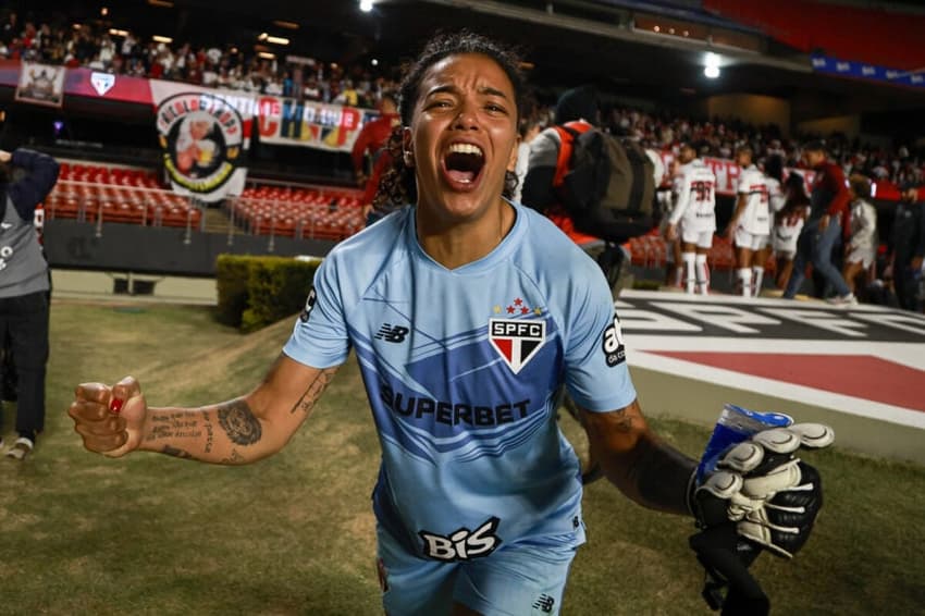 Carlinha, goleira do São Paulo, se emociona após grande atuação. (Foto: Rebeca Reis/ Staff Images Woman/ CBF)