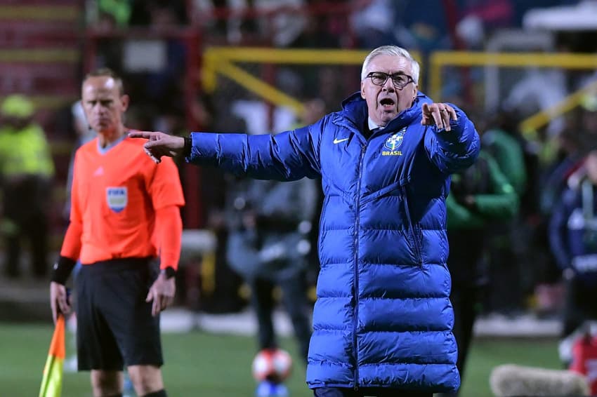 Carlo Ancelotti durante jogo do Brasil na Bolívia