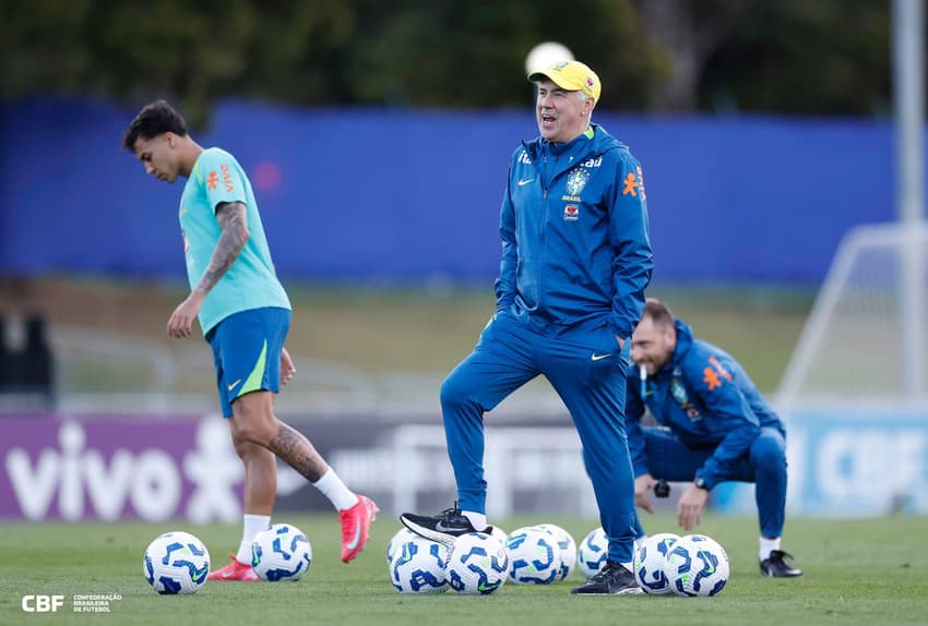 Carlo Ancelotti durante treino na Granja Comary, em Teresópolis