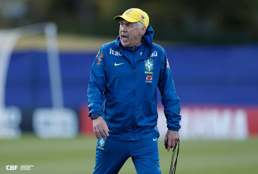 Carlo Ancelotti durante treino na Granja Comary, em Teresópolis