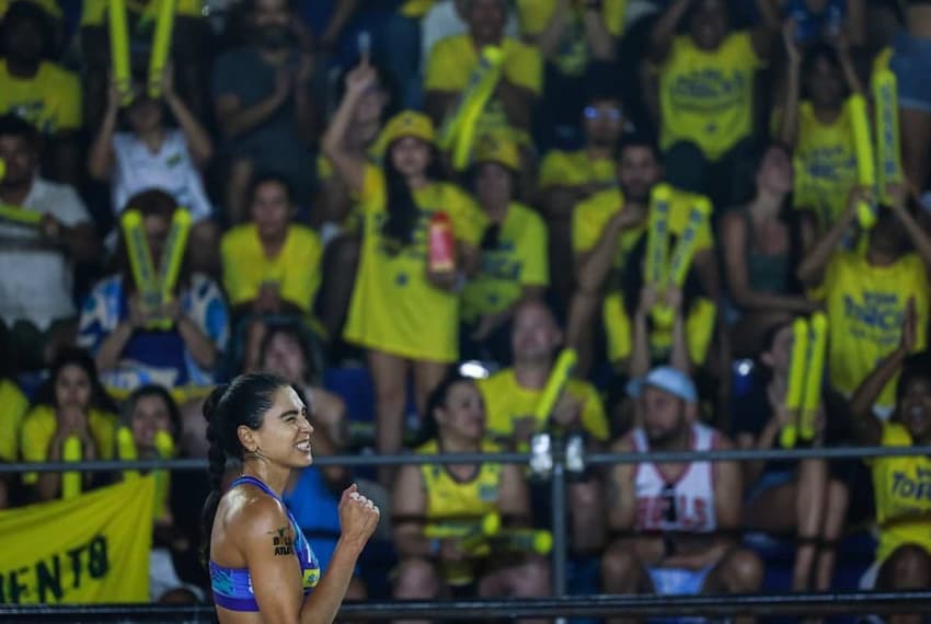 Carol Solberg comemora ponto na vitória na final do Elite 16 do Rio de Janeiro (Foto: Divulgação)