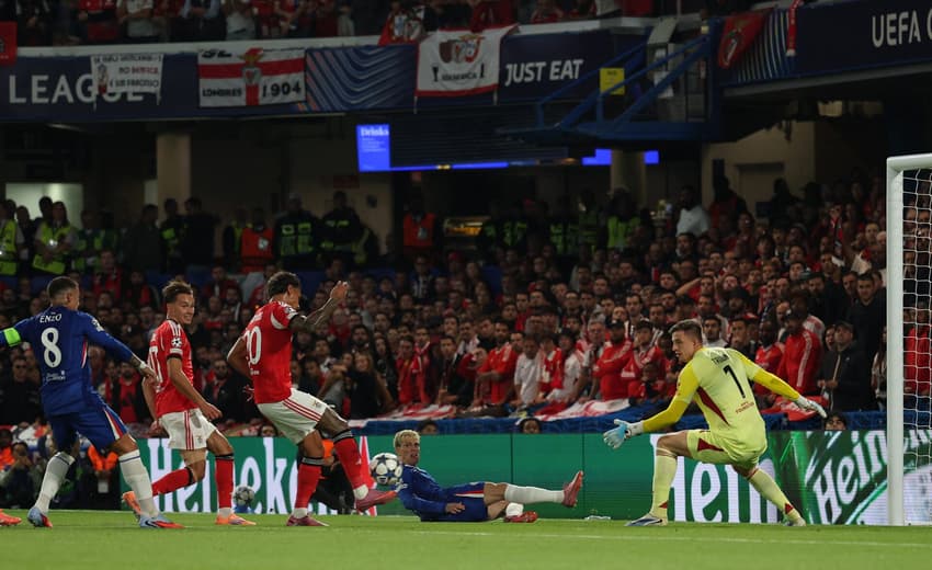 Pela Champions League, o Chelsea venceu o Benfica por 1 a 0 (Foto: Adrian Dennis / AFP)