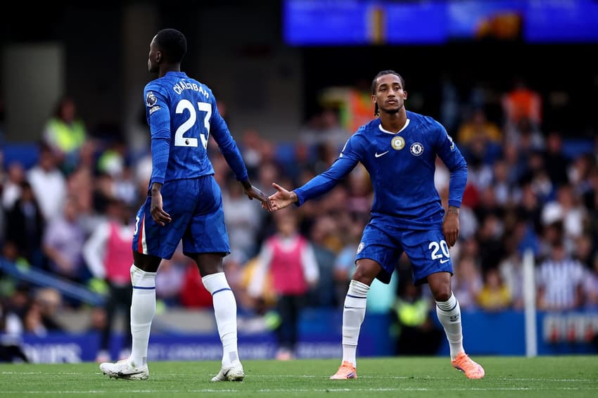 Trevoh Chalobah foi expulso na derrota do Chelsea por 3 a 1 sobre o Brighton, na Premier League (Foto: HENRY NICHOLLS / AFP)Trevoh Chalobah foi expulso na derrota do Chelsea por 3 a 1 sobre o Brighton, na Premier League (Foto: HENRY NICHOLLS / AFP)