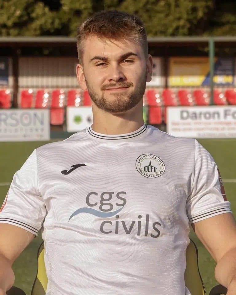 Ex-Arsenal, Billy Vigar atua pelo Chichester City, da sétima divisão do futebol inglês (Foto: Divulgação/Chichester City)