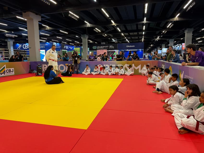 Bia Souza conversa com crianças durante a COB Expo