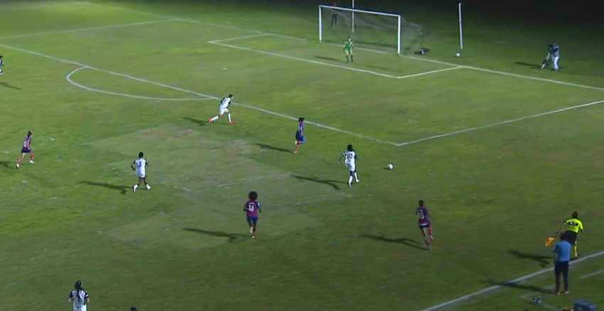 Gramado do estádio Antônio Carneiro, em Alagoinhas, na Bahia (Foto: Reprodução/Sportv)