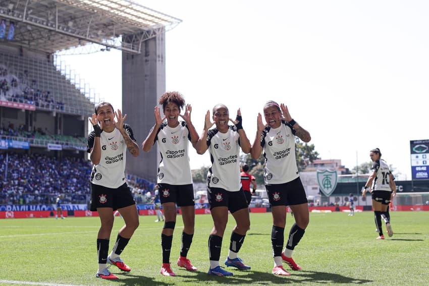 Jogadoras do Corinthians comemoram gol contra o Cruzeiro na final do Brasileirão Feminino