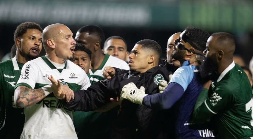 Briga no jogo entre Coritiba e Goiás. (Foto: Hedeson Alves/AGIF)