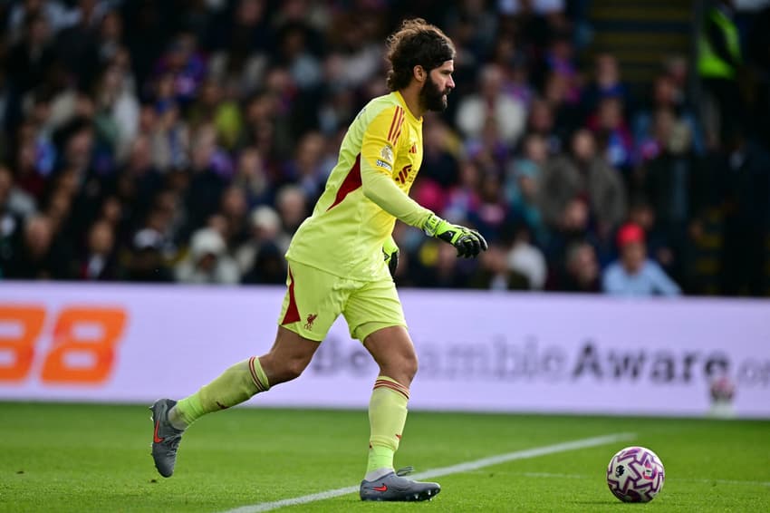 Alisson em ação pelo Liverpool (Foto: Ben STANSALL / AFP)