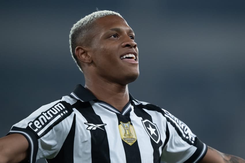 Danilo comemora gol do Botafogo (Foto: Jorge Rodrigues/AGIF)