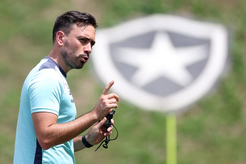 Davide Ancelotti precisa ajustar a defesa do Botafogo