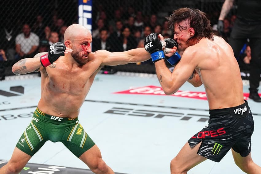 Diego Lopes (dir) perdeu para Volkanovski (esq) (Foto: Reprodução Instagram Alex Volkanovski)
