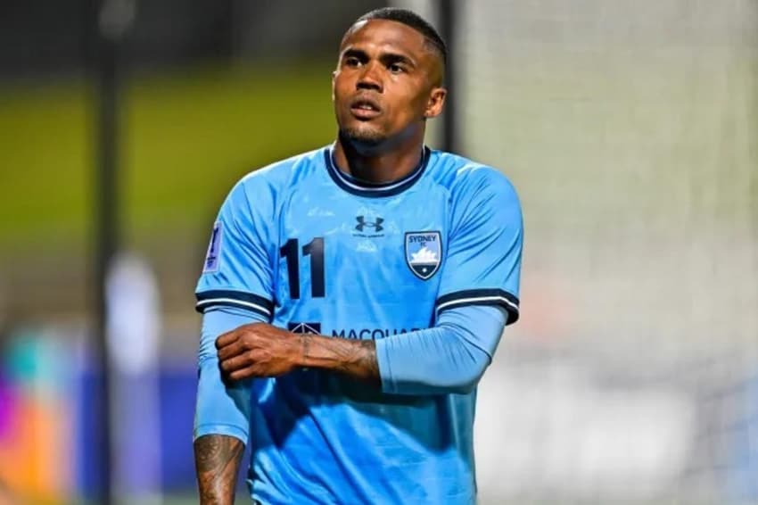 Douglas Costa em ação pelo Sydney FC