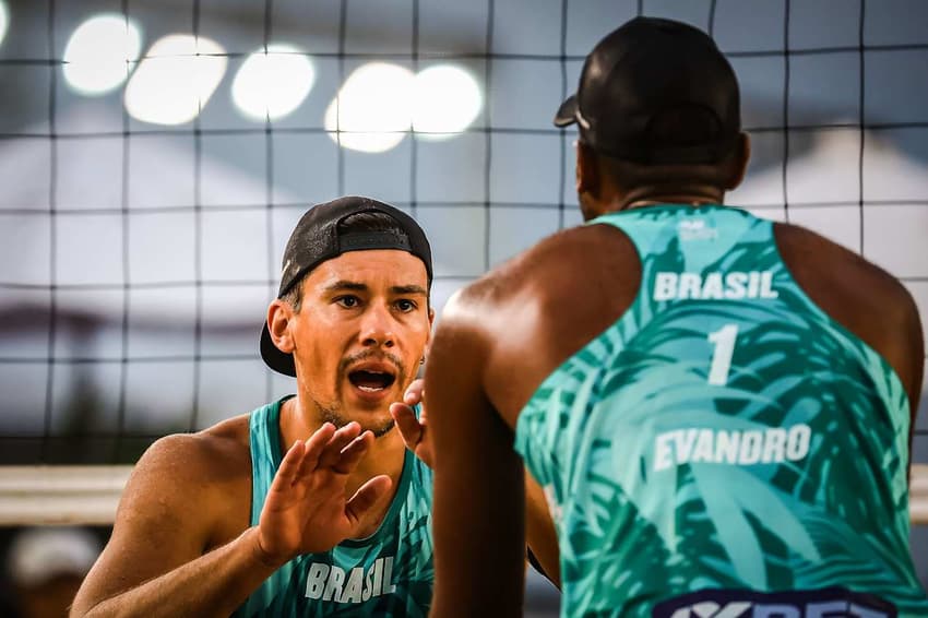 Arthur e Evandro em foto de arquivo (Foto: Reprodução/Volleyballworld)